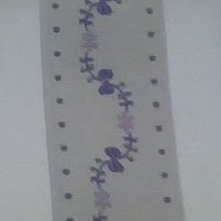 Pyntebånd med bord af små blomster i lilla farver. ca 30mm
